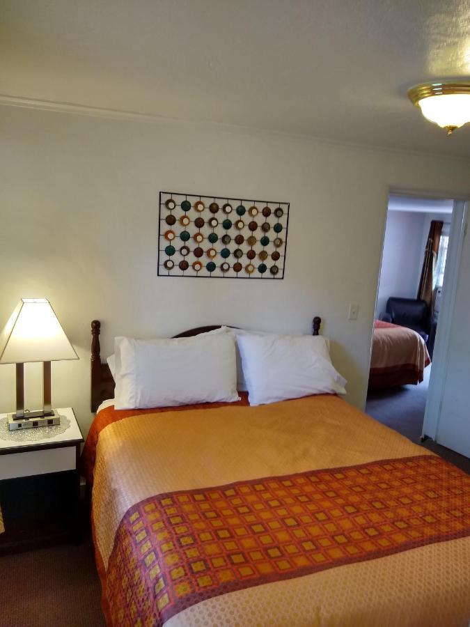 Holiday Motel Bend Eksteriør bilde